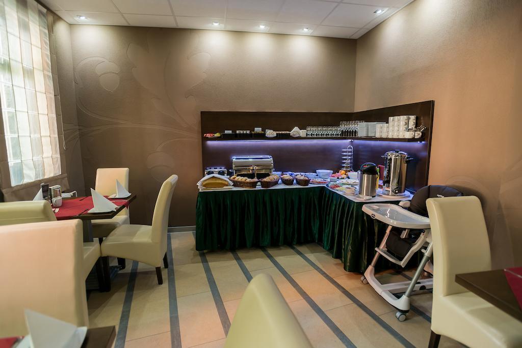 Hotel Fuerdohaz Nyíregyháza Exteriör bild
